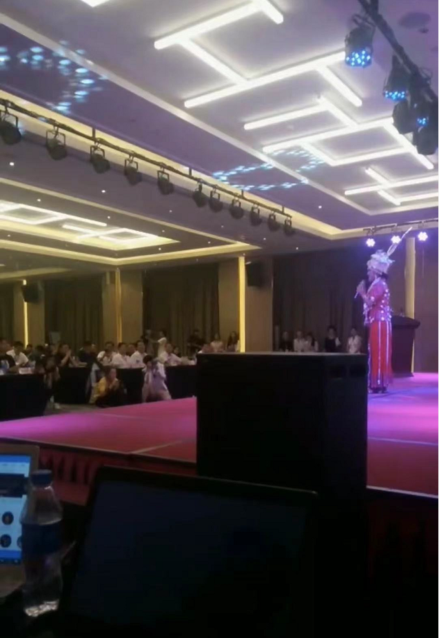 歌手杨祖桃演绎现场